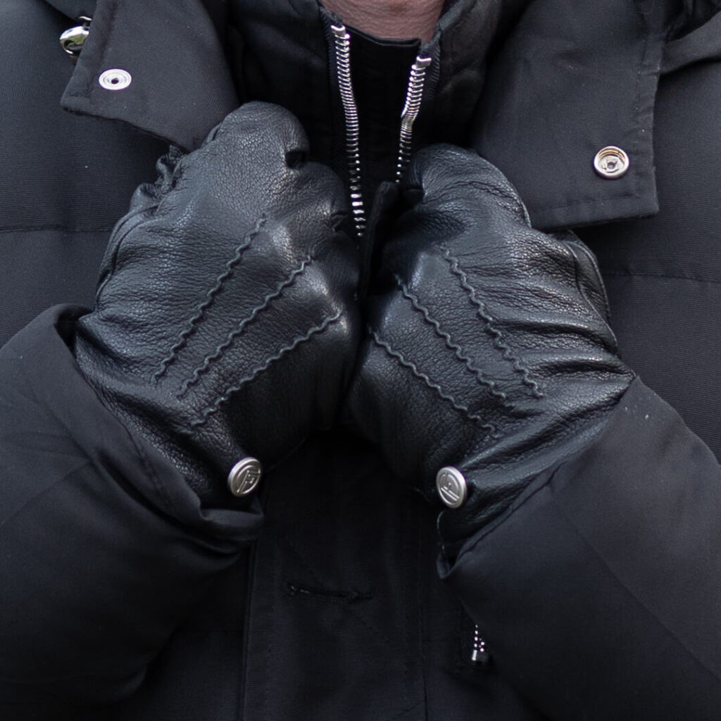 leren handschoenen heren op winterjas