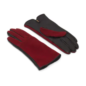 Rode suede leren dames handschoenen met drie klassieke sierstiksels, bovenkant en handpalm zichtbaar.
