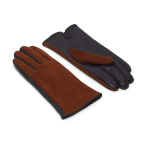 Roest suede leren dames handschoenen met drie klassieke sierstiksels, bovenkant en handpalm zichtbaar.