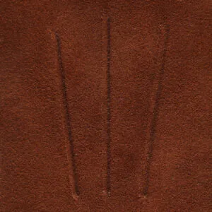 Close-up van drie klassieke sierstiksels en de fijne roest suede leerstructuur