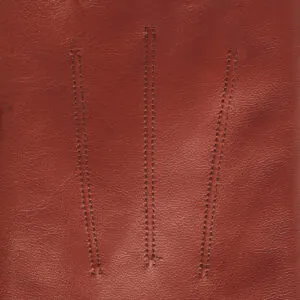Close-up van drie klassieke sierstiksels en de fijne leerstructuur van een Terra leren heren winterhandschoen.
