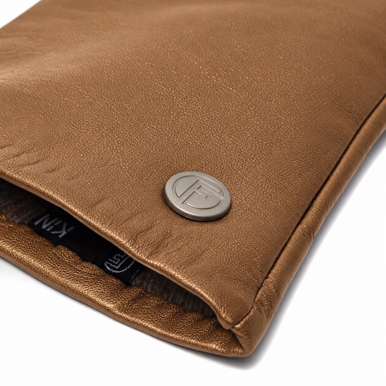 schapenleder in gouden kleur met frickin logo