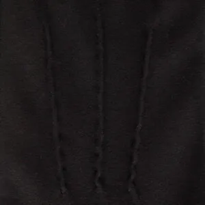 Close-up van drie klassieke sierstiksels en de fijne zwarte suede leerstructuur